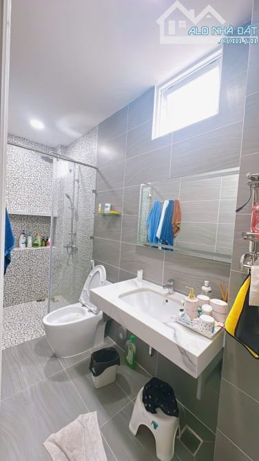 BÁN NHÀ ĐẸP 3 TẤM KHU VIP P3 QUẬN 4 HẺM 4M VỊ TRÍ 1/ HÌNH THẬT GIÁ 7TỈ 190 TL GIÁP Q1 - 3