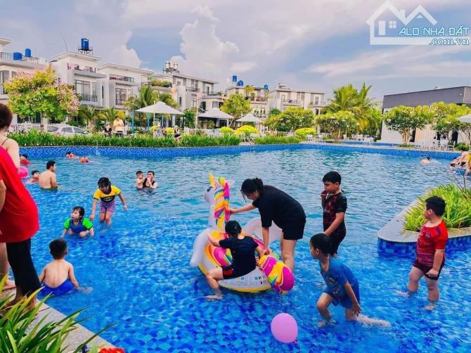 Nhà mặt tiền đường Tỉnh Lộ 824, 1 trệt 2 lầu, 3PN, SHR, DTSD 250m2 giá tốt chỉ 2ty250 - 3