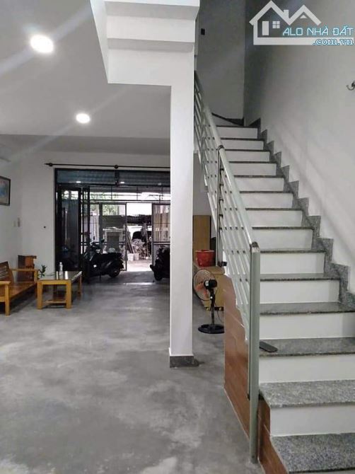 Cần bán nhà 1 trệt 1 lầu 68m2 sát bờ sông thoáng mát ngay chung cư đang xây The Emeradl 68 - 3