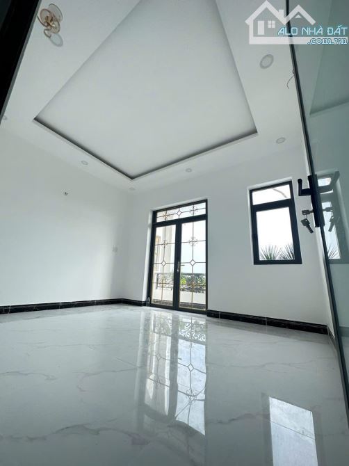 BÁN NHÀ ĐƯỜNG XE HƠI - 4.2MX25 GIÁ 2 TỶ 250 - SỔ ĐÃ HOÀN CÔNG - 4