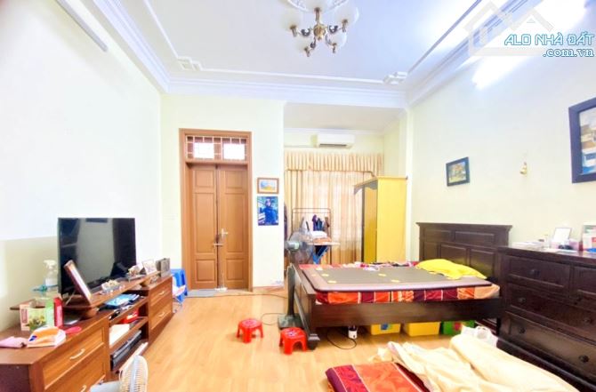 Bán Nhà Hoàng Quốc Việt - Sổ Vuông Hoa Hậu - Đầu Tư Cực Đẹp 63m2 - Mặt Tiền Siêu Rộng - 4