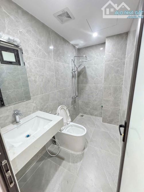 BÁN NHÀ BÁT KHỐI LONG BIÊN 5.2 TỶ 35m, 5 TẦNG,MT 4m Ô TÔ, Dòng tiền cho thuê 14 triệu/1T - 4