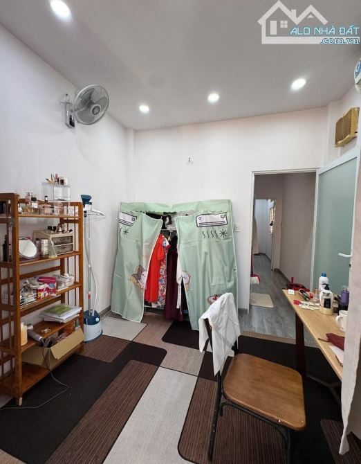 Nhà đẹp Nguyễn Thiện Thuật, P.3, Q.3, DT: 3.4 X 11m, ba lầu, giá 6 tỷ 75. - 4