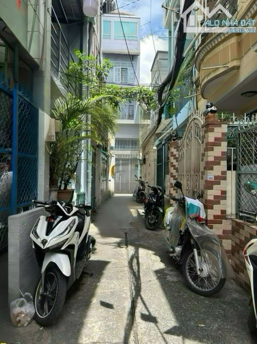 🔴 Bán nhà Trần Hưng Đạo, 3x10, 2 tầng 2PN,4,7 tỷ, sổ hồng, hẻm 3m sát mặt tiền, Quận 1 - 4