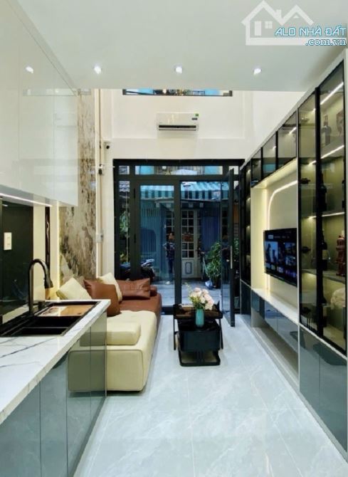Nhà bán khu vực VIP quận 3 _ Lý Chính Thắng  5 tầng _ 8 pn  _ DT32 m2 _ Giá nhỉnh 7 tỷ - 4