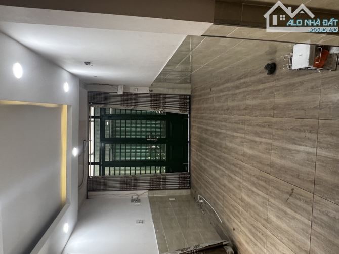 SÁT MẶT TIỀN - 5 TẦNG - 30.44 M2 - HOÀNG VĂN THỤ - PHÚ NHUẬN - VỪA Ở VỪA KINH DOANH - 5
