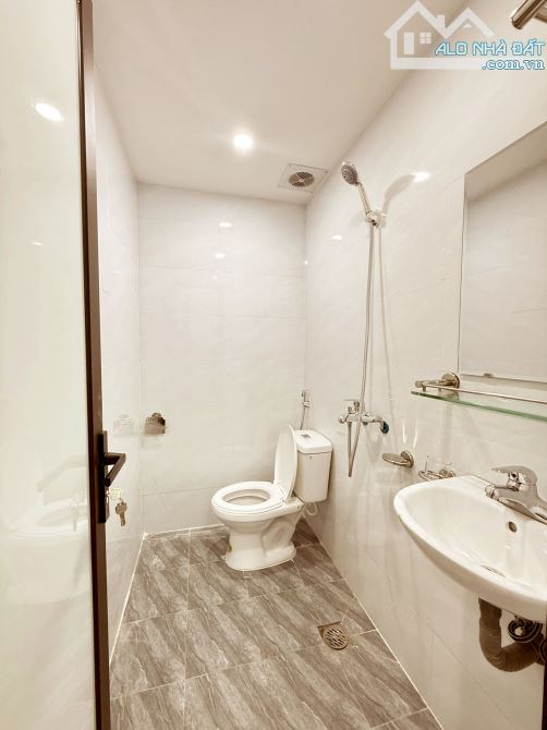 Bán toà CHDV Dịch Vọng- Cầu GIấy- 50M x 7 tầng- lô góc- 15M ra oto tránh- 35M ra mặt phố. - 7
