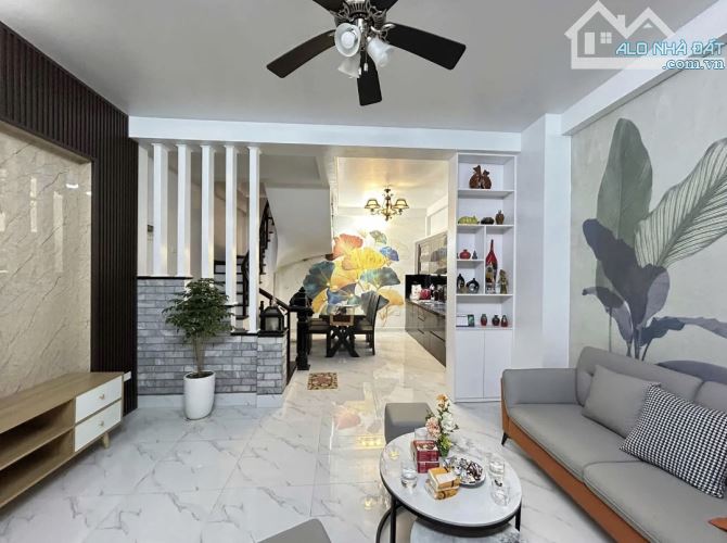 Bán nhà cực đẹp Mỹ Đình. DT: 40/46m. MT: 5m. Nhà: 4 tầng. Giá: 9,5 tỷ - 7