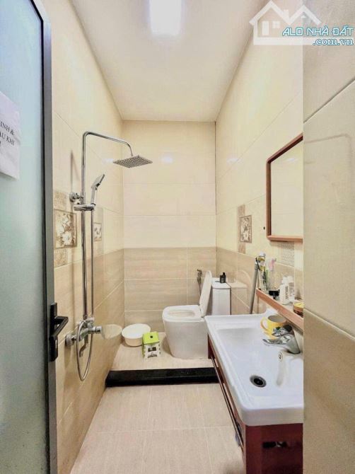KHU SÂN BAY . NGAY CHỢ . GẦN MẶT TIỀN NGUYỄN KIỆM . CÁCH HXH 15M . 4TẦNG . 50M2, NGANG 4.5 - 7