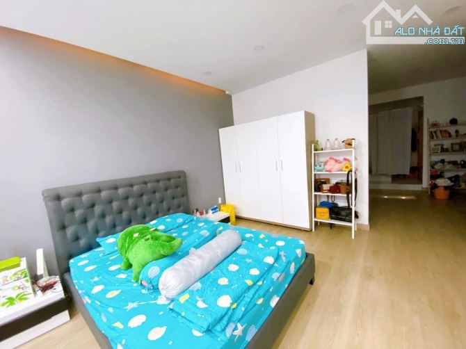 BIỆT THỰ VƯỜN QUẬN 12 -- 2 TẦNG - SỔ VUÔNG A4 - NGANG 17M X 19M DÀI - DT 326M2 - 8