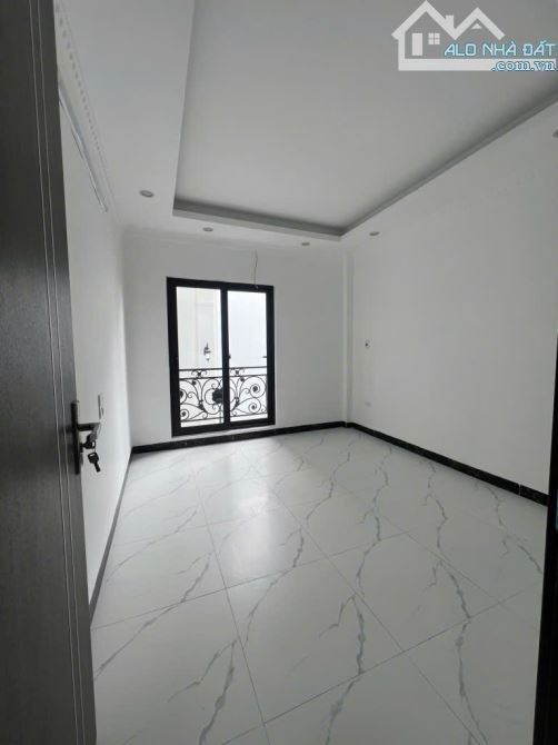 Bán nhà 5 tầng đẹp Thạch Bàn – Long Biên, 40m², mặt tiền 6.5m, ô tô đỗ cửa, giá 6.7 tỷ - 8