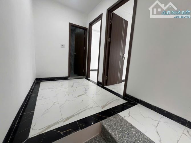 Bán nhà 5 tầng đẹp Thạch Bàn – Long Biên, 40m², mặt tiền 6.5m, ô tô đỗ cửa, giá 6.7 tỷ - 9