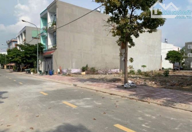Bán lô đất 100m2 giá 980tr mặt tiền 25m dân cư hiện hữu, cách sân bay Long Thành 5km-SHR