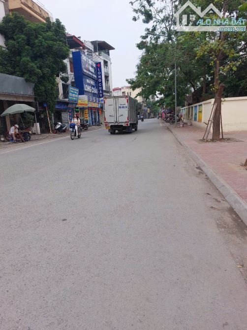 Bán nhà phố Thượng Thanh 35m2- 6 tầng- 4 phòng ngủ- 8 tỷ, thang máy, gần ô tô - 7