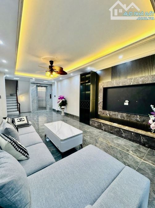 Hơn 8 tỷ Bán Nhà Thạch Bàn 6 TẦNG THANG MÁY-Ô TÔ-FULL NỘI THẤT-SỔ VUÔNG-PHÁP LÝ SẠCH