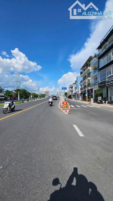 Mã căn:PK009 Nhà cấp 4 có 2 mặt tiền hẻm 6m ra Phạm Hữu Lầu. Diện tích: 159m2. Giá chỉ:8.9