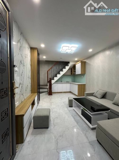 Mặt phố Kim Giang gần cầu Kim Giang, 45m2 x5 tầng , vỉa hè 8m siêu thoáng, giá 18.x tỷ