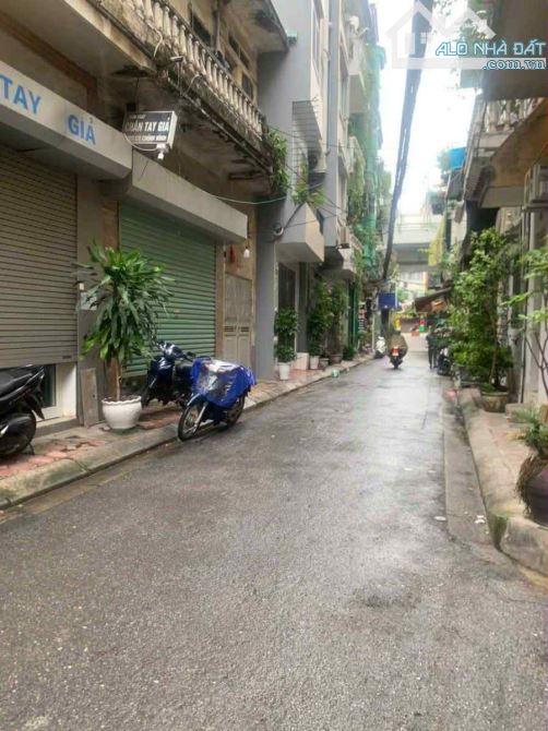 BÁN ĐẤT TẶNG NHÀ 5T  - PHÂN LÔ - Ô TÔ 7 CHỖ VÀO NHÀ- MT KHỦNG -SÁT PHỐ MINH KHAI- NỞ HẬU