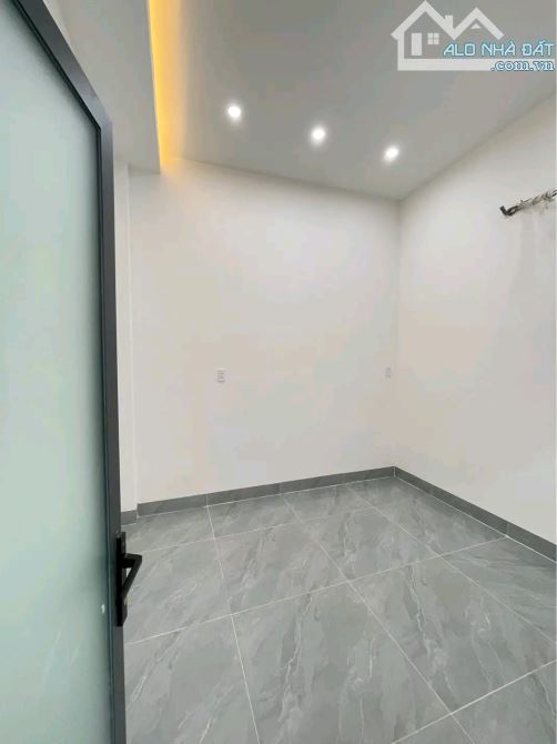Nhà trệt lửng mới xây gần ngã 3 đèn vàng đồng khởi công ty changshin