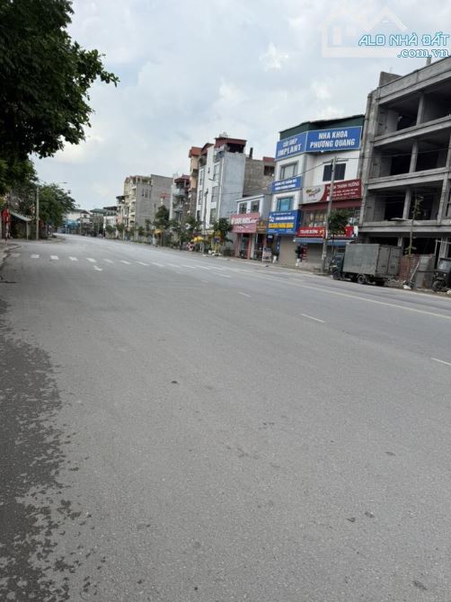 MẢNH ĐÁT ĐẸP VUÔNG VẮN VIEW HỒ TRỤC CHÍNH KINH DOANH KHU VUC ĐÔNG CÔNG NHÂN ĐANG THUÊ TRỌ