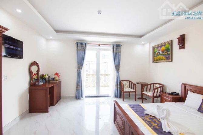 BÁN KHÁCH SẠN VIP 50 PHÒNG NGAY BIỂN BÃI SAU - HẦM ĐI BỘ - NGANG 10 DT 295M2