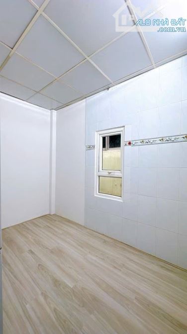 Nhà 2 tầng, không LG, không QH, SHR, Tôn đản, 1,64 tỉ.