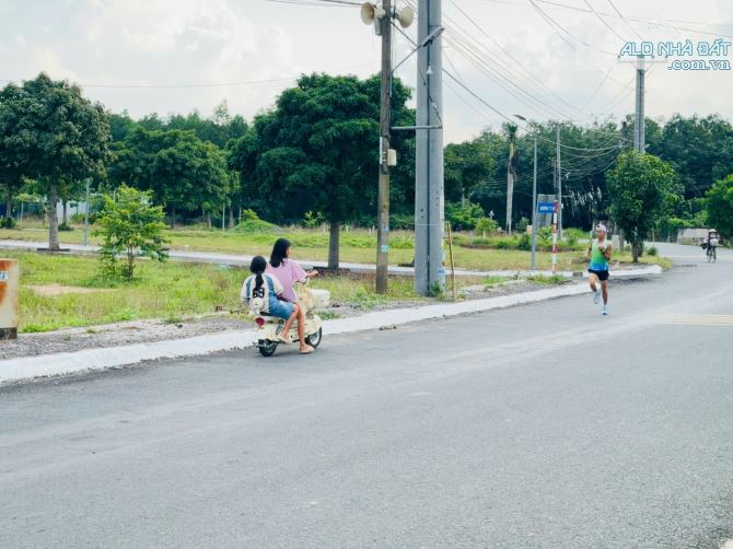 Chủ bán gấp lô 1ty3 đất ngay SB Lòng Thành, Sổ sẵn bao thuế phí