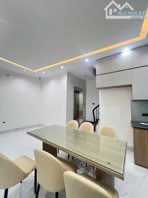 Hot !!! Nhà Đỗ Đức Dục – Mới Cứng, 5 Tầng Thang Máy – 10m ô tô !