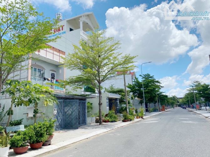 Chính chủ bán gấp lô đất lô đất diện tích 125m2 KDC Tân Đô sổ sẵn, công chứng ngay