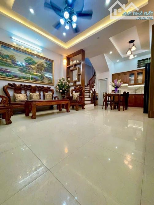 Bán nhà phố Tây Hồ, mặt tiền rộng rãi, vị trí đỉnh, ô tô đỗ cửa, giá 10,6 tỷ