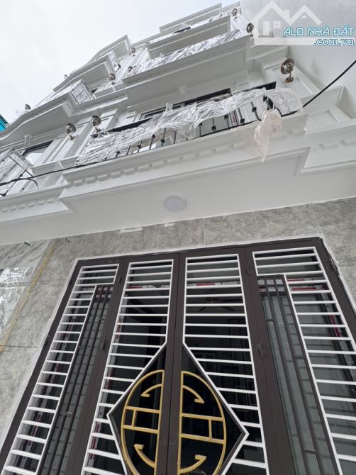 Nhỉnh 4 tỷ/ 31 m2/ 5 tầng mới/ Đông Dư