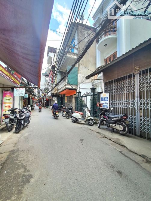 Bán  Nhà Mặt Chợ Khâm Thiên 70m2, 4 Tầng. Oto, Kinh Doanh 10,8 Tỷ.