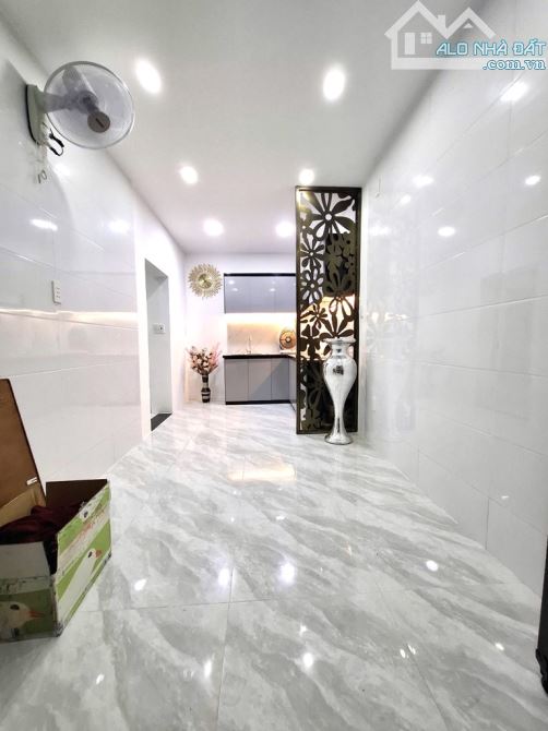 Huỳnh Thiện Lộc - Tân Phú - Vị trí đẹp - Hẻm 8M Thông- 28M2 - 3 Tầng - SHR nở hậu - Chỉ 4.