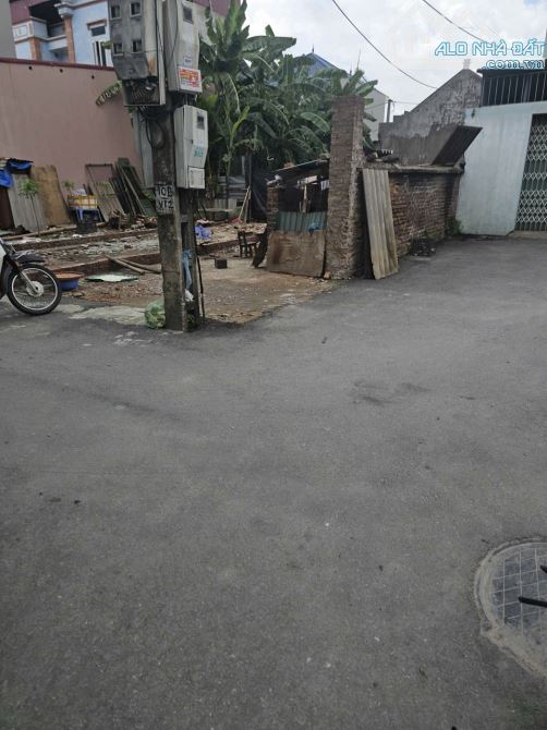 C,CẦN , TIỀN CẮT LỖ , LÔ ĐẤT , GÓC , ĐƯỜNG ÔT Ô   MẶT HỒ , PHÙ KHÊ, HM    2,4 TỶ GẦN 100M2