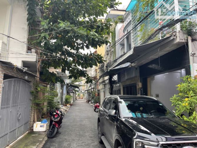 Quận 7 - Nhà 2 tầng xe hơi đậu trong n.hà – gần chợ Lý Phục Man – đối diện KDC Nam Long