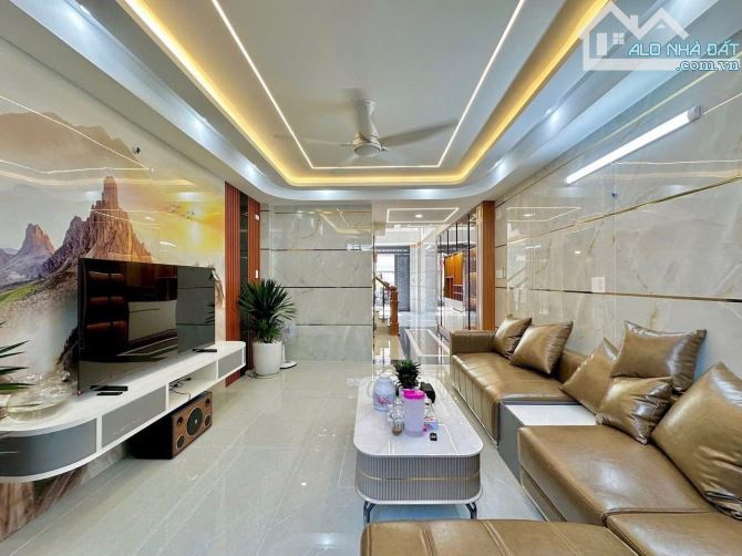 Nhà mới ở ngay 5 tầng, Thang máy nhập khẩu, 62m2,hẻm xe hơi, Huỳnh Tấn Phát, Bình Thuận Q7