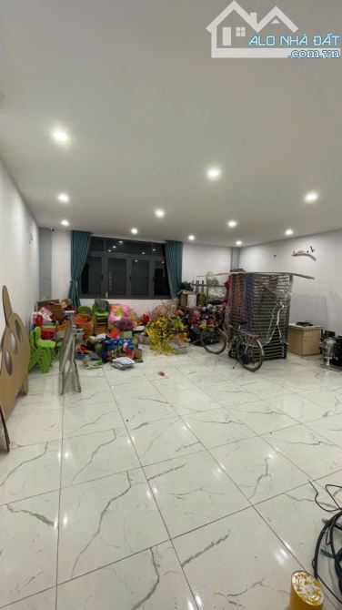 Nhà 5 tầng CÓ THANG MÁY 1/ đường LÊ VĂN KHƯƠNG phường HT Q12 dt 218m2 Hẻm 6m DT 35TR