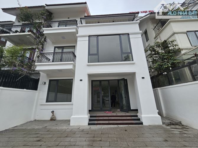 Cho thuê biệt thự mới đẹp. Diện tích 260m2, mặt tiền 15m, đủ hệ thống PCCC. Làm văn phòng