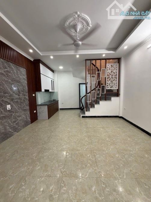 Bán nhà 5 tầng mới tinh, Thạch Bàn, Long Biên, ô tô đỗ cổng, nội thất cơ bản, giá 6 tỷ+