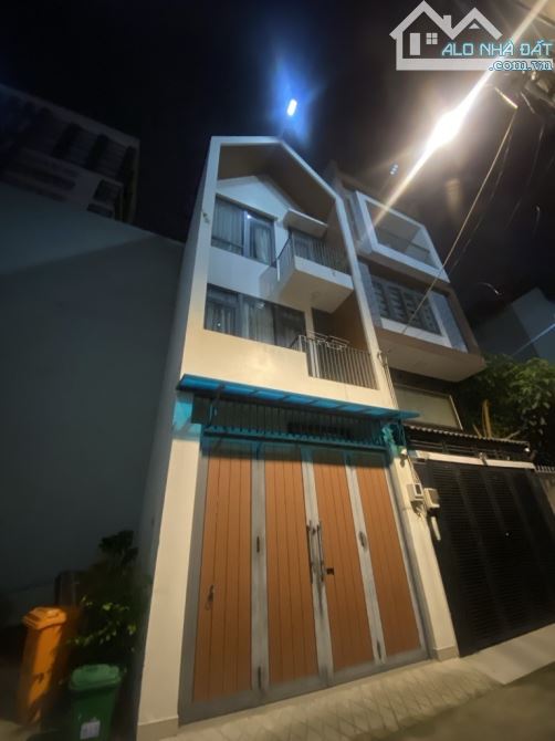 NHÀ HẺM XE HƠI SÁT MẶT TIỀN, 3 TẦNG GẦN VINCOM PLAZA THỦ ĐỨC 4X14 CHỈ 9,6 TỶ.