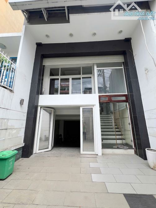 Nhà MT Nguyễn Đình Chính 5,5x18m Hầm.Trệt. 4L,7P,7wc, có ML.Tốt VP.Spa