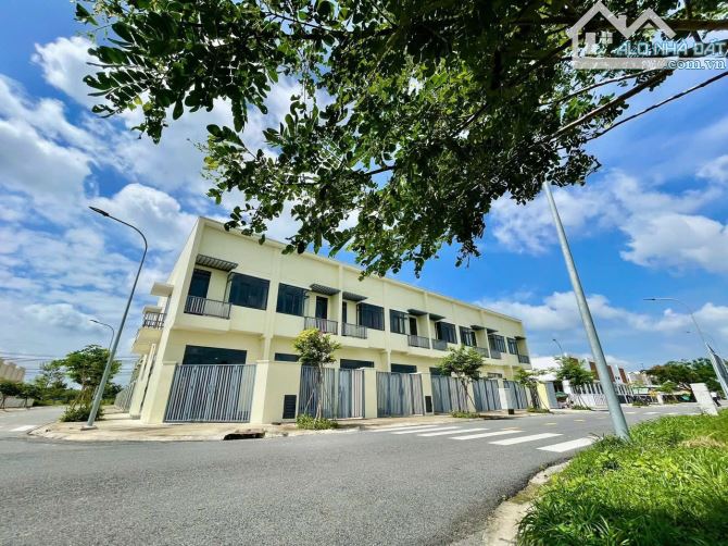 Bán căn nhà 1 trệt 1 lầu trong KCN Phước Đông DT sàn 99m2 giá 1.7 tỷ sang tên ngay