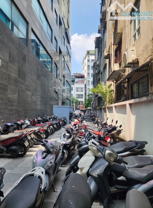 chính chủ gửi bán nhà Nguyễn Trãi, giá bán đầu tư được, vị trí cực đẹp ô tô tránh cách 15m