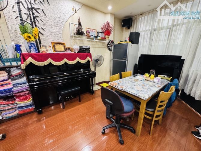 QUẬN 1, ĐƯỜNG NGUYỄN THỊ MINH KHAI. NHÀ 5 TẦNG NGANG HƠN 6M, GẦN 40M2 HẺM 1SẸC. 10,8 Tỷ