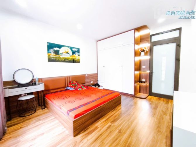 LÔ GÓC – THANG MÁY – Ô TÔ TRÁNH – SÁT KĐT VĂN PHÚ 6 TẦNG