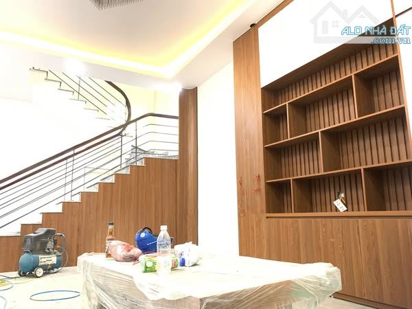 NHÀ ĐẸP Ở NGAY PHỐ LẠC LONG QUÂN 10 TỶ DT 50M MT 5M 5T Ô TÔ TRÁNH KINH DOANH