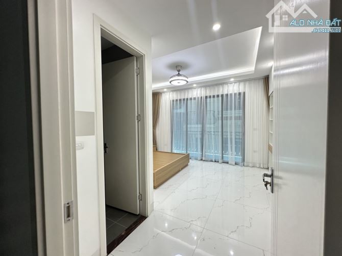 NHÀ PHÂN LÔ HOÀNG QUỐC VIỆT – 7 TẦNG – THANG MÁY KÍNH – 2 MẶT THOÁNG – GARA OTO TRONG NHÀ