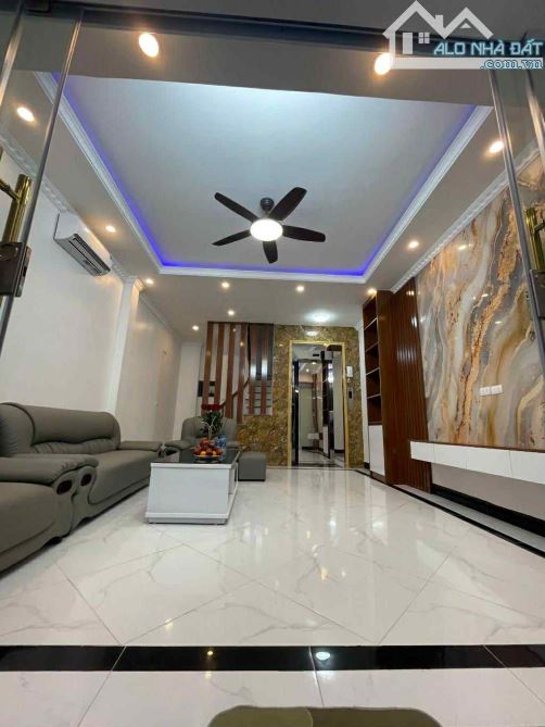 NHÀ MỚI PHẠM VĂN ĐỒNG,DT35M 6TẦNG THANG MÁY, FULL NỘI THẤT, GẦN PHỐ Ô TÔ TRÁNH.