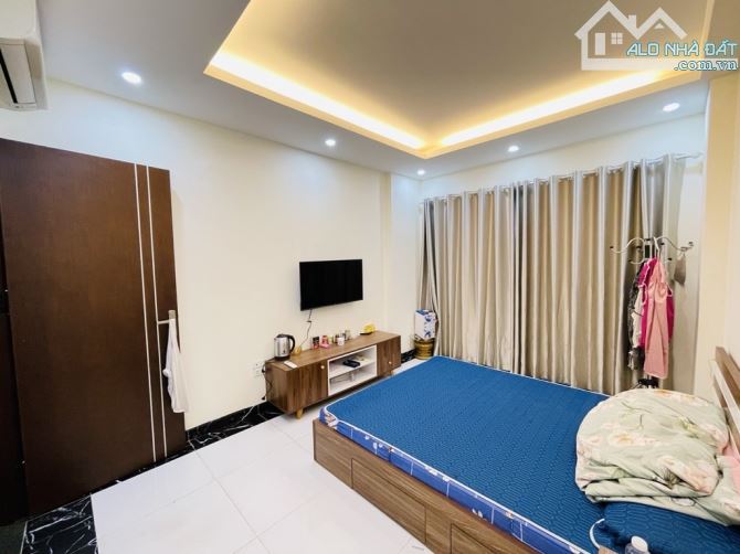 Bán nhà phố Ngọc Thụy 38m2- 4 tầng- 3 phòng ngủ- 7.9 tỷ, ô tô, gần trường Việt Pháp