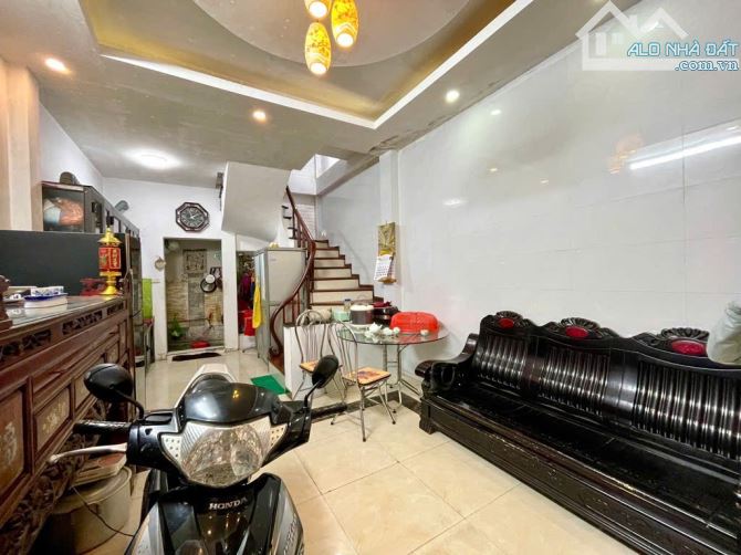 NHÀ DÂN XÂY KIÊN CỐ, BỒ ĐỀ, NGÕ THOÁNG, DÂN TRÍ CAO, GẦN HỒ, 33M2, MT: 3.9M, 6.9 TỶ